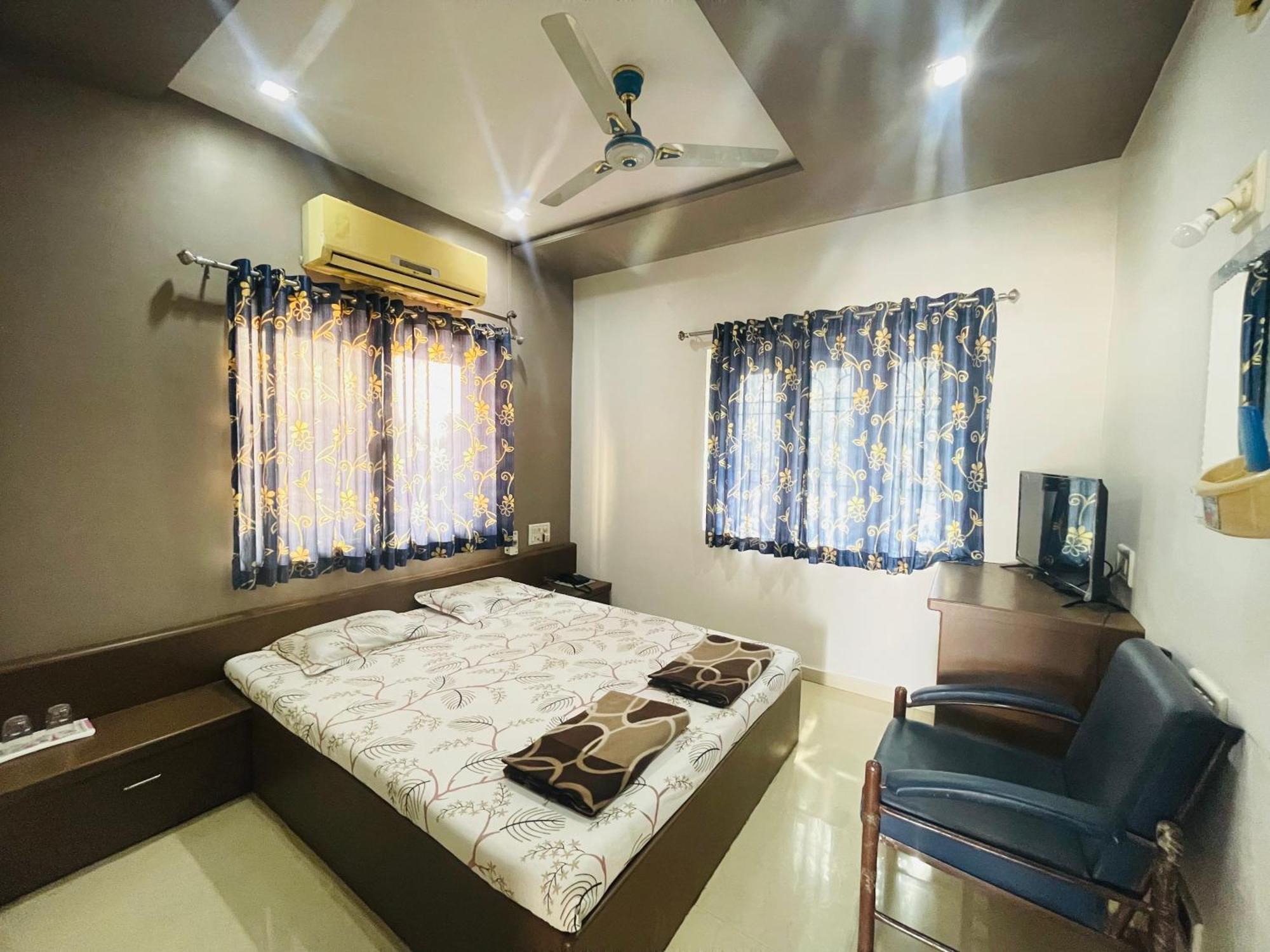 Hotel Rajdhani And Guest House Gujarat - Best Family Hotel In Halol Near Pavagadh And Halol Gidc Exterior foto